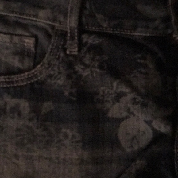 A&F Jean Short Shorts (Flower Print) - Picture 5 of 7